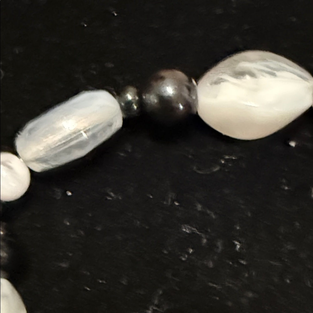 Elegant Black and White Beaded Bracelet - Picture 3 of 3